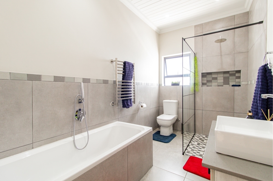5 Bedroom Property for Sale in Da Gama Bay Western Cape